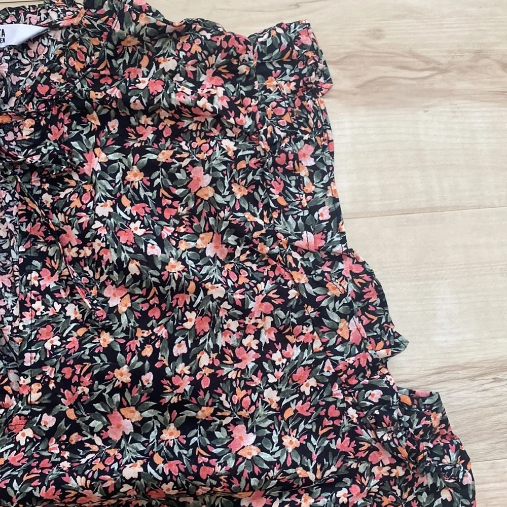 NWOT BB Dakota Steve Madden Women L Floral Blouse. Ruffles on sleeves and neck. - Picture 9 of 11